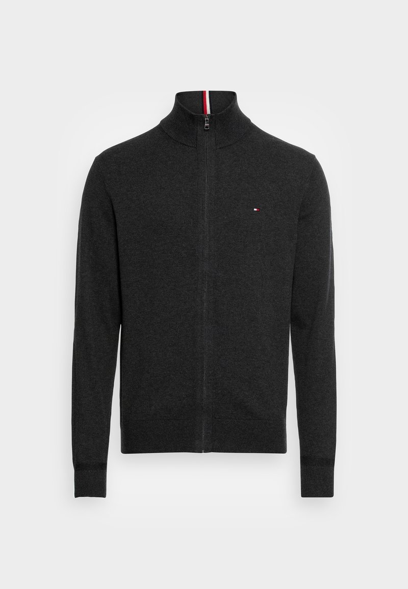 Cardigan zip-up grigio scuro realizzato in tessuto morbido. Presenta un colletto alto e un piccolo logo con dettagli rossi e bianchi sul collo.
