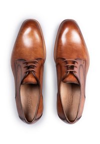 Bruine leren dresschoenen met een glanzende afwerking, ronde neus en klassiek vetersluiting ontwerp. Zachte binnenvoering met het merklogo erop gestempeld.