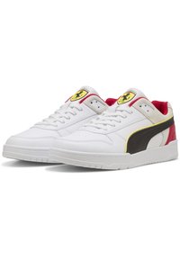 Hvide sneakers med tekstureret læder, en sort stribe og røde accenter. Har et gult logo-patch på tungen og perforeret detaljer.
