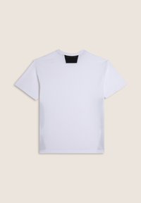 Camiseta blanca de cuello redondeado con mangas cortas, que presenta un detalle negro en el cuello. Textura suave, lisa, sin patrones ni gráficos.