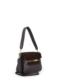 Brun læder- og ruskindstaske med struktureret design, guldfarvet beslag og aftagelig rem. Har en frontklap med lås.