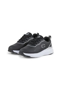 Zapatillas deportivas negras con un upper sintético liso, entresuela blanca, suela de goma negra y logotipo y acentos plateados contrastantes.