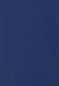 Tessuto blu navy con una superficie liscia e uniforme. Nessun motivo o hardware visibile. Colore uniforme su tutta la superficie, adatto a varie applicazioni.