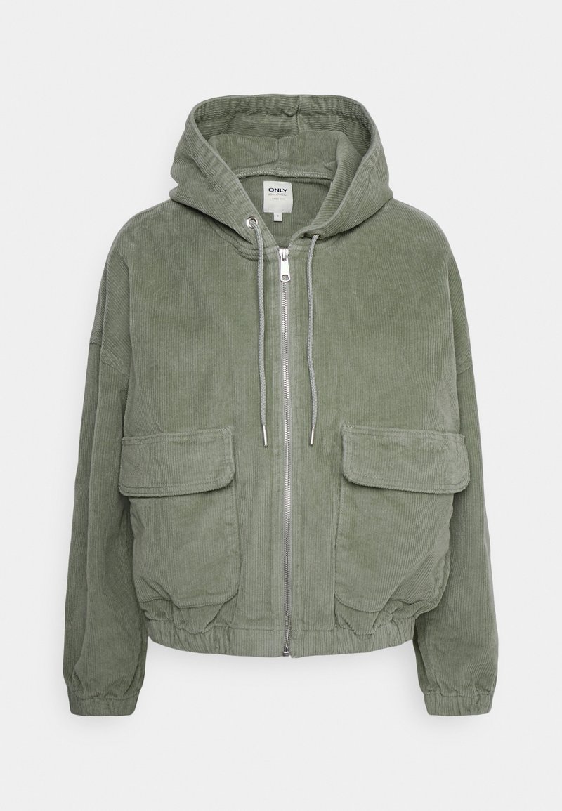Veste à capuche zippée en velours côtelé vert avec cordons, deux grandes poches à rabat à l’avant, et poignets et ourlet élastiqués.