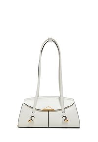 Borsa bianca in pelle con una parte superiore triangolare strutturata, base piatta, due manici lunghi eAccessori in oro. Presenta dettagli con bordi neri.