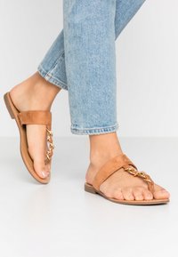 Divine Factory Sandalias de dedo - camel