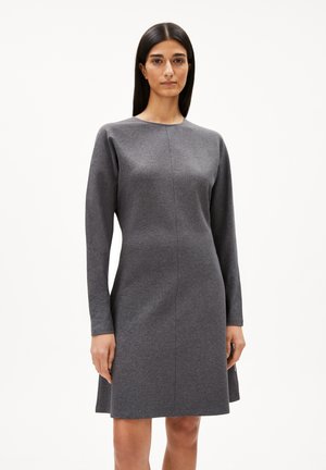Graues Strickkleid mit rundem Halsausschnitt, langen Ärmeln und schmal zulaufendem Saum. Glatte Textur mit minimalen Stichdetails.