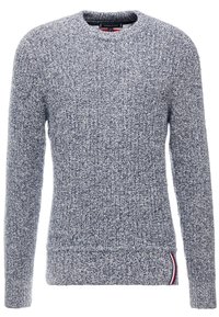 Langärmliger Strickpullover aus meliertem Grau- und Weißgarn mit Rundhalsausschnitt und kleinem rot-weiß-blauen Rand an der unteren Seite.