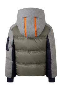 Pufferjack met een grijze stoffen capuchon en een olijfgroene body. Voorzien van oranje accentbanden, donkerblauwe mouwen en een gewatteerde textuur.