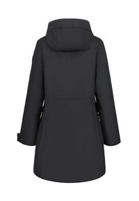 Parka negra impermeable con capucha, que presenta mangas largas, corte recto, diseño sin costuras y puños ajustables. Textura suave, con detalles mínimos.