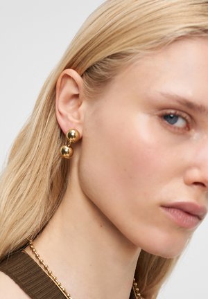 Goldohrringe mit zwei kugelförmigen Formen, eine über der anderen, mit einer glatten, glänzenden Oberfläche und einem kleinen Verbindungsteil.