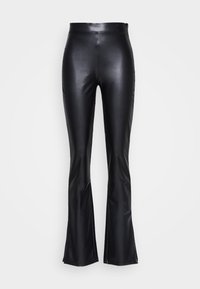 Svarta faux läderbyxor med utsvängd ben, hög midja, en jämn, glänsande yta och dragkedja på sidan.