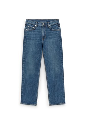 Jean droit en denim bleu avec bouton et fermeture éclair à l'avant, cinq poches, et surpiqûres contrastantes sur fond blanc.