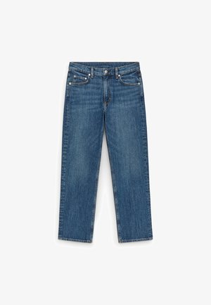 Jean droit en denim bleu avec bouton et fermeture éclair à l'avant, cinq poches, et surpiqûres contrastantes sur fond blanc.