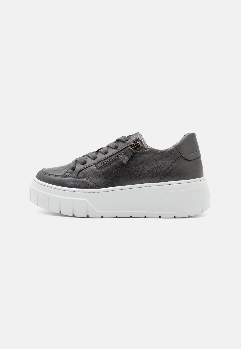 Baskets en cuir noir avec semelle plateforme blanche épaisse, fermeture éclair latérale, laçage à l’avant et semelle texturée, vues de profil.