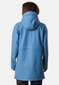 Niebieska wodoodporna kurtka z kapturem, gładką fakturą, długimi rękawami oraz średniej długości krojem z szwem na plecach.