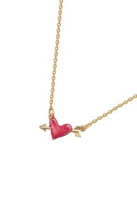 Gul kædedyse med en rød hjertevedhæng med en pil igennem. Glat emaljefinish på hjertet, der står i kontrast til kædens tekstur.