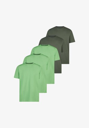 Vijf effen korte mouw T-shirts met ronde hals in solide groen en donkerolijfgroene kleuren, die elkaar overlappen in wisselende tinten.