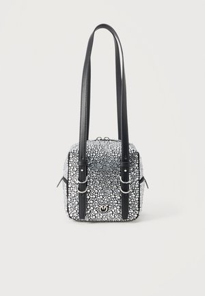 Kwadratowa czarna torebka ozdobiona srebrnymi ćwiekami, z dwoma długimi czarnymi skórzanymi paskami i srebrnymi klamrami.