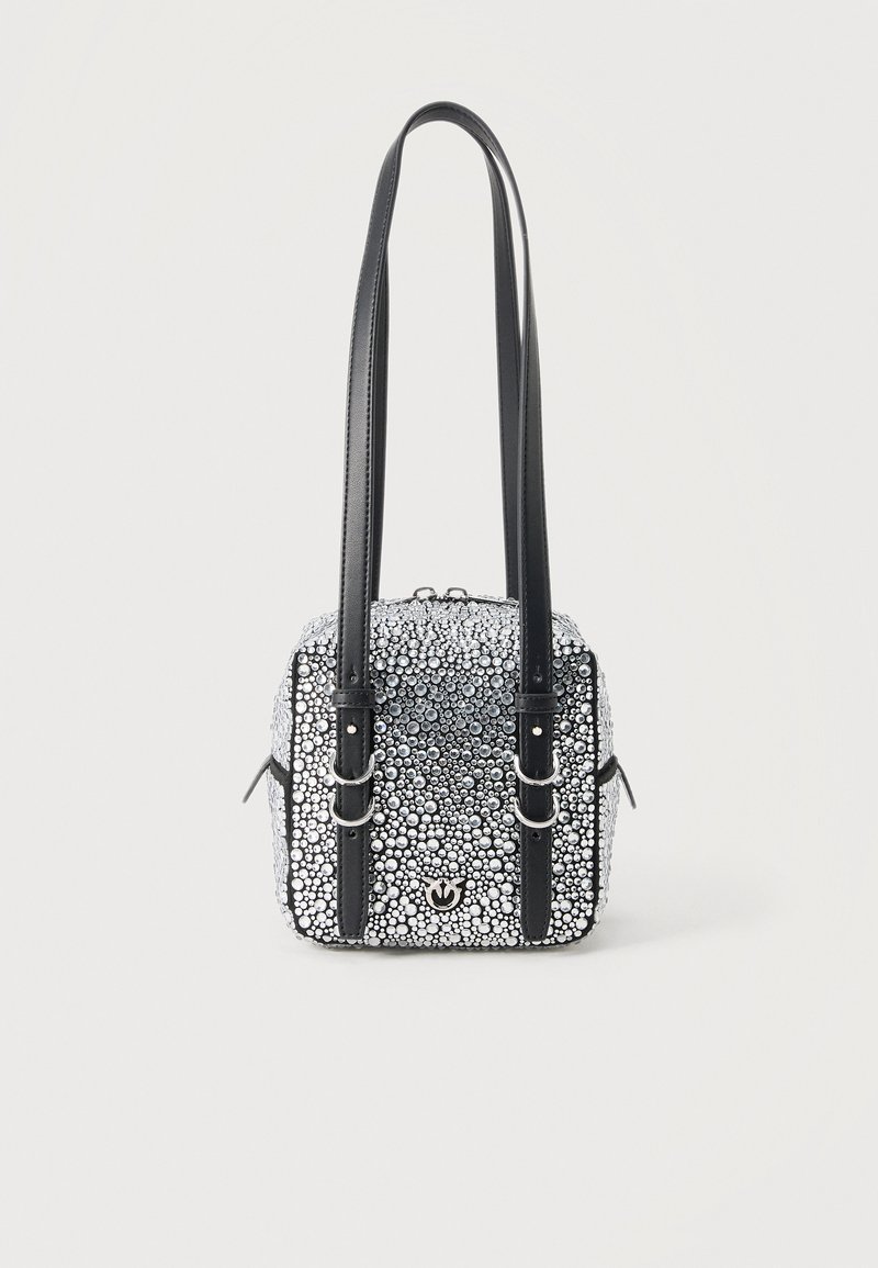 Τετράγωνη μαύρη τσάντα με ασημί τρουκς, δύο μακριές μαύρες δερμάτινες λαβές και ασημένιες αγκράφες.