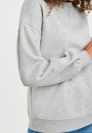 Sweatshirt gris à col rond fabriqué en matériau doux et léger. Dispose d'une coupe décontractée, de coutures d'épaule abaissées et d'un ourlet et de poignets côtelés.