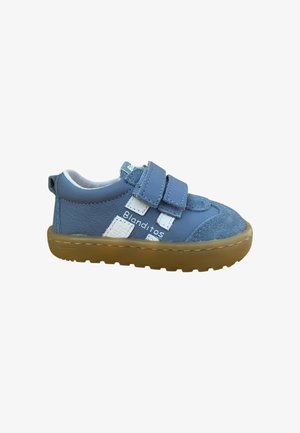 Zapato infantil azul hecho de cuero y ante, con dos correas de velcro, una suela de goma y detalles en blanco con el logo de la marca.