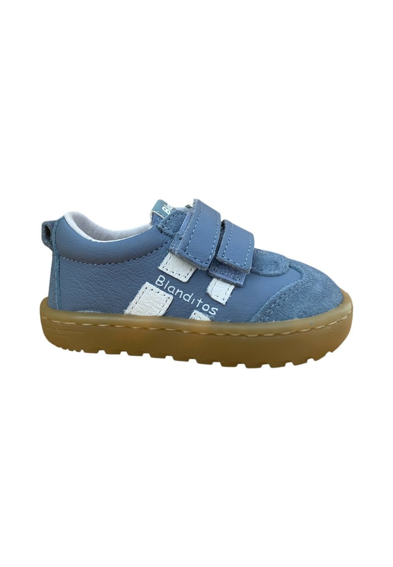 Zapato infantil azul hecho de cuero y ante, con dos correas de velcro, una suela de goma y detalles en blanco con el logo de la marca.