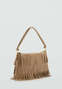 Borsa con frange in finta pelle marrone chiaro, dotata di chiusura con zip, manico corto e dettagli di frange sovrapposte sul davanti.