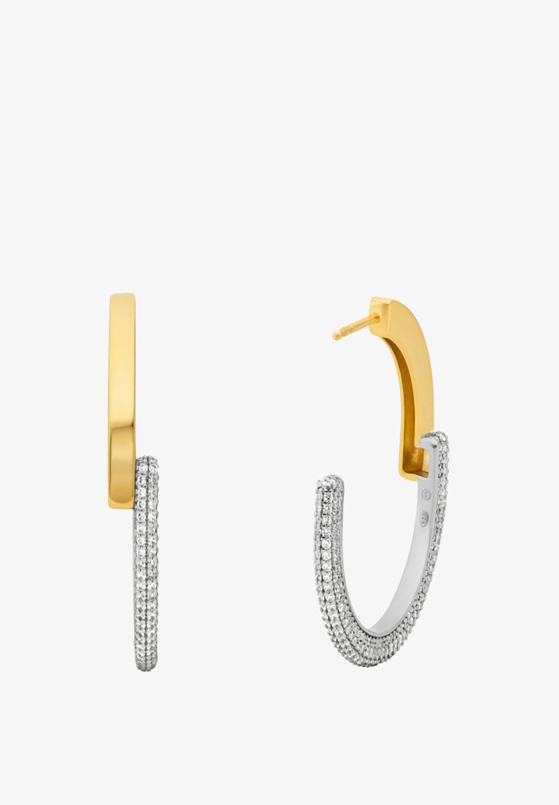 Pendientes de aro de oro y plata que presentan una parte superior de oro pulido y una banda inferior de plata con pavé de piedras, con un cierre de poste seguro.