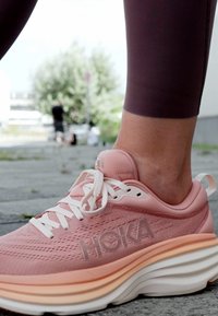 HOKA BONDI 8 - Tekaški copati za cesto - sandstone/cream