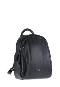 Zwarte leren rugzak met een gestructureerde afwerking, gebogen vorm, handvat bovenop en meerdere ritszakken. Bevat een subtiele logodetail aan de onderkant.