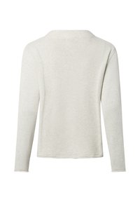 Hellgrauer gestrickter Pullover mit rundem Halsausschnitt und langen Ärmeln. Strukturierter Stoff mit dezenten horizontalen Linien und sauberen Nähten.