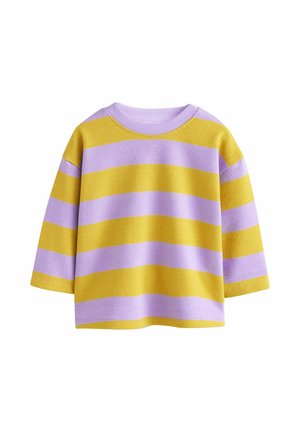 Kinder-Pullover mit langen Ärmeln, breiten horizontalen Streifen in Gelb und Helllila, Rundhalsausschnitt und weiter Passform.