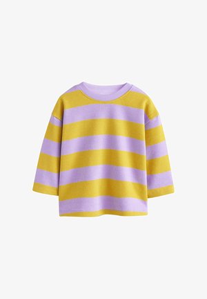Dječji pulover s dugim rukavima s širokim horizontalnim prugama u žutoj i svijetlo ljubičastoj boji, s okruglim izrezom i ležernim krojem.