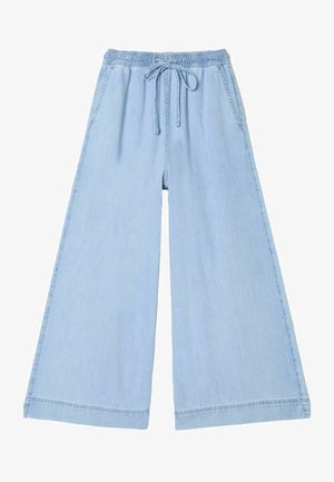 Pantaloni larghi color azzurro realizzati in denim, con vita elasticizzata dotata di coulisse e tasche laterali. Tessuto liscio e orlo dritto.