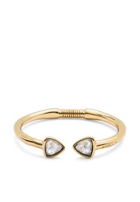 Pulsera de eslabón en tono dorado que presenta dos cristales transparentes triangulares en cada extremo, diseño elegante, textura suave y un detalle de resorte en el centro.