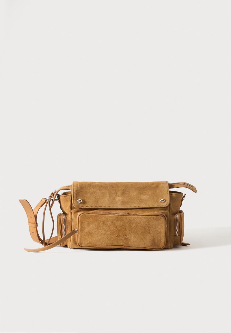 Φως καφέ δερμάτινη τσάντα crossbody με εμπρόσθιο καπάκι, πολλαπλές τσέπες με φερμουάρ και ρυθμιζόμενο ιμάντα σε απλό ανοιχτό φόντο.