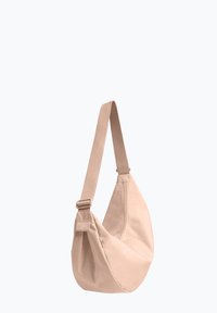 Borsa a tracolla in morbido tessuto beige, con forma curvata e tracolla regolabile, caratterizzata da una texture liscia e un design minimalista.
