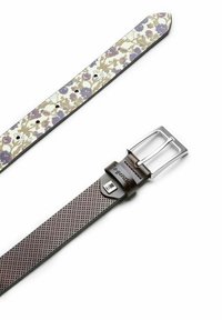 Dünner, floraler Lederuhrband in Weiß mit lila und goldenen Akzenten; ausgestattet mit einem strukturierten, dunkelbraunen Lederarmband mit Perforationen und einer silbernen Schnalle.