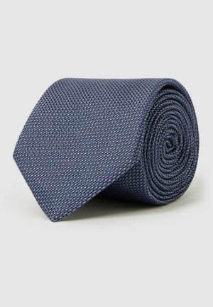Námornícka modrá tkaná kravata, úzky dizajn, zaoblený koniec, textúrovaná látka s jemným vzorom. Úhľadne zrolovaná na prezentáciu.