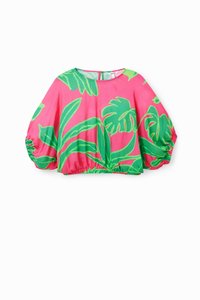 Lyserød cropped top med grønne tropiske bladmønstre, der har en rund halsudskæring og samlet elastikdetalje ved ærmerne og kanten.