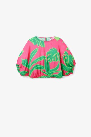 Top corto rosa con motivi di foglie tropicali verdi, dotato di scollatura tonda e dettagli elastici arricciati sulle maniche e sull'orlo.
