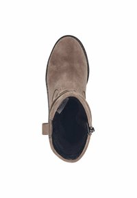 Botte de cheville en daim tan avec un bout arrondi, doublure en polaire intérieure, fermeture éclair latérale et une languette pour un enfilage facile. Semelle en caoutchouc noir plat.