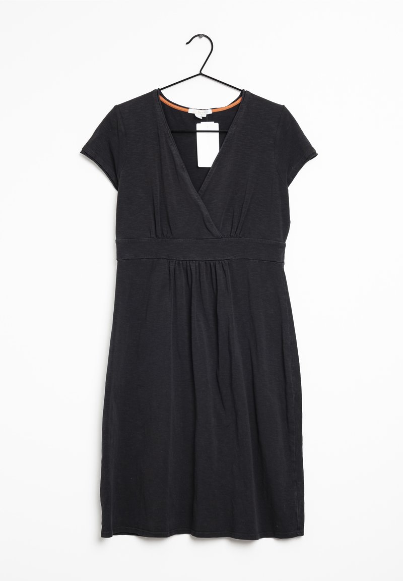 Robe noire à manches courtes, longueur genou, col en V, ceinture taille haute et jupe plissée, suspendue sur un cintre noir sur fond blanc.