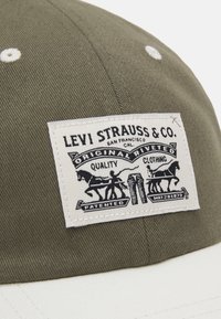 Levi's® RELAXED DAD HERITAGE UNISEX - Pet - olive