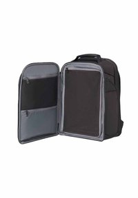 Zaino nero con interno grigio, dotato di un ampio scomparto principale, due tasche con zip e una maniglia rinforzata sulla parte superiore.