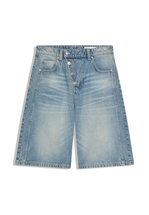 Shorts en denim bleu clair à taille haute, avec quatre boutons métalliques, deux poches avant et des détails délavés sur les cuisses.