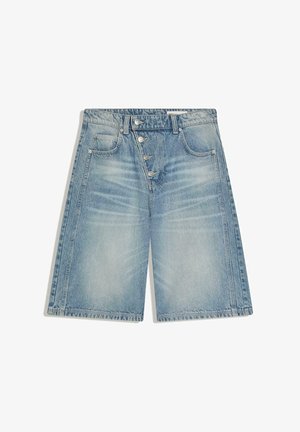 Shorts en denim bleu clair à taille haute, avec quatre boutons métalliques, deux poches avant et des détails délavés sur les cuisses.