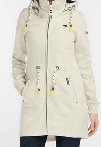 Sweatshirt à capuche gris clair avec fermeture éclair, deux poches latérales, cordons de serrage avec des embouts jaunes, et un petit logo sur la poitrine.