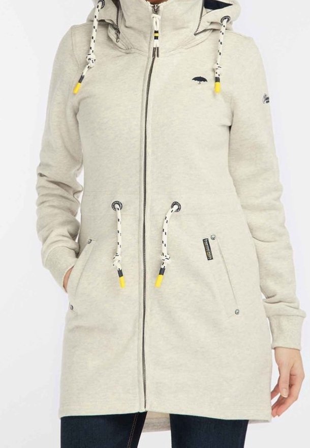 Sweatshirt à capuche gris clair avec fermeture éclair, deux poches latérales, cordons de serrage avec des embouts jaunes, et un petit logo sur la poitrine.